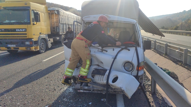 Akhisar'da kamyonet ile TIR çarpıştı: 1 yaralı
