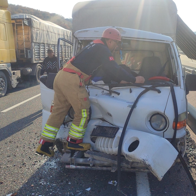 Akhisar'da kamyonet ile TIR çarpıştı: 1 yaralı