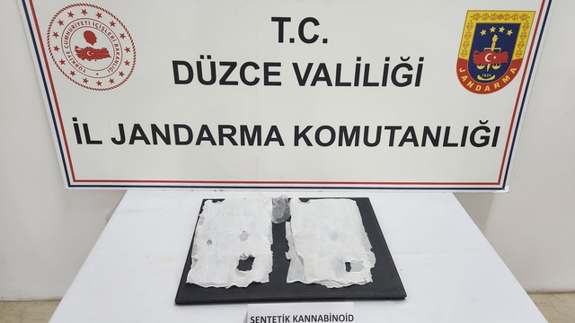 Düzce'de ayakkabısının tabanında sentetik uyuşturucu ele geçirilen şüpheli gözaltına alındı