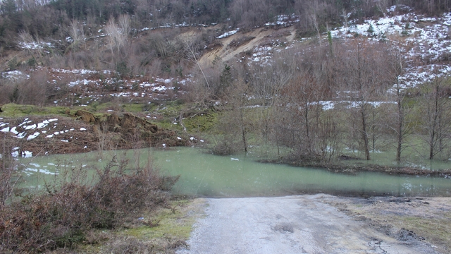 Türkeli'de kapanan yol gölete çıkıyor: Navigasyonla yola giren sürücü faciaya ramak kala durdu