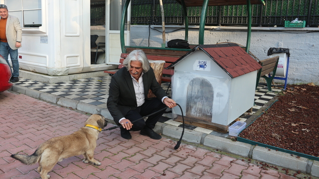 Şehzadeler Kaymakamı Genel, barınaktan köpek sahiplendi