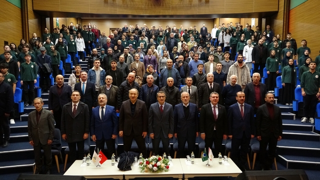 Şenol Güneş: "Yurt dışından iki teklif vardı, kabul etmedim"
Teknik Direktör Şenol Güneş:
"Türk futbolunda yeniden yapılanma şart"
"Trabzonspor'un önü açık"