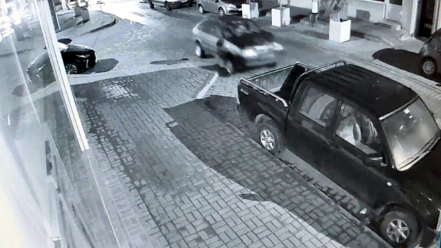 Alkollü otomobil sürücüsünün park halindeki araçlara çarptığı kaza kamerada