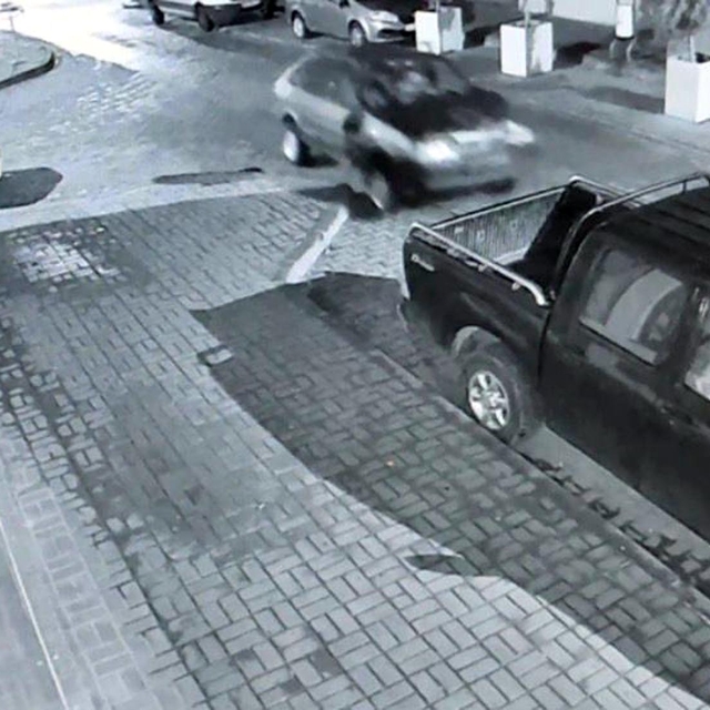 Alkollü otomobil sürücüsünün park halindeki araçlara çarptığı kaza kamerada