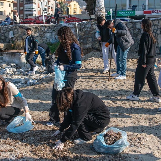 Kuşadası'nda Sökeli öğrencilerden çevreci etkinlik