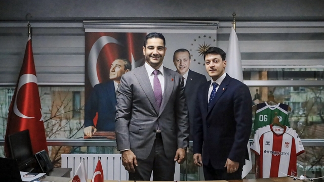 Eski futbolcu Mesut Özil, Türkiye Güreş Federasyonu Başkanı Taha Akgül'ü ziyaret etti