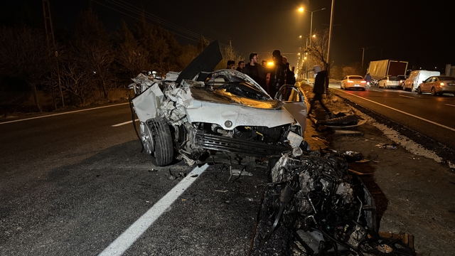Kilis'te park halindeki tıra çarpan otomobilde 2 kişi yaralandı