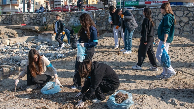 Kuşadası'nda Sökeli öğrencilerden çevreci etkinlik