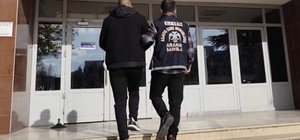 Bir yıldır aranan hükümlü, araç içinde güneşlikle yüzünü kameralardan gizle...