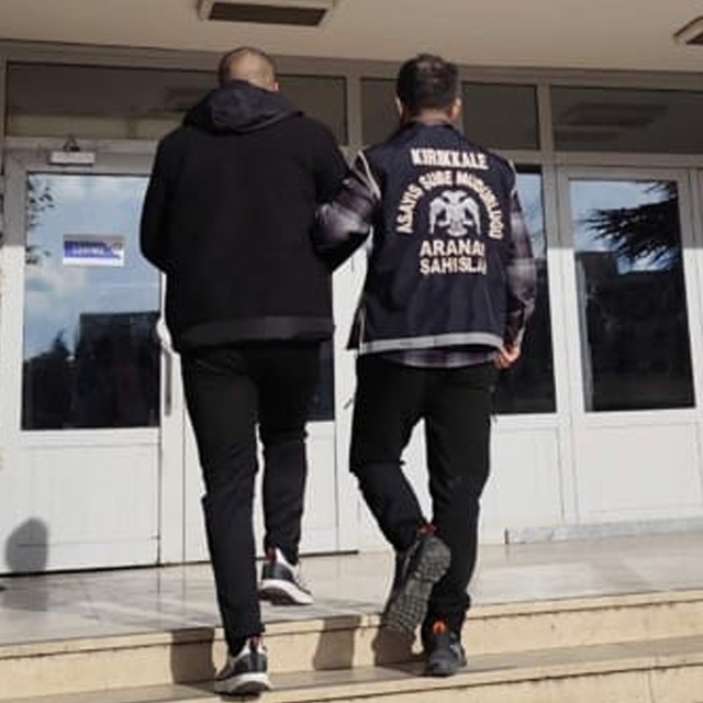 Bir yıldır aranan hükümlü, araç içinde güneşlikle yüzünü kameralardan gizle...