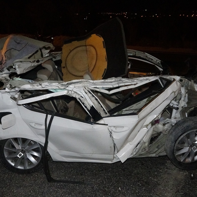 Park halindeki tıra çarpan otomobil hurdaya döndü: 2 yaralı