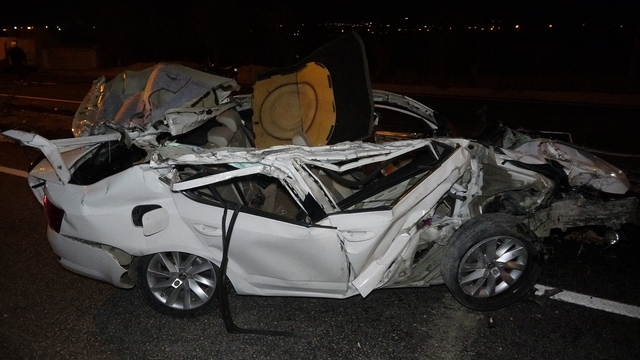 Park halindeki tıra çarpan otomobil hurdaya döndü: 2 yaralı