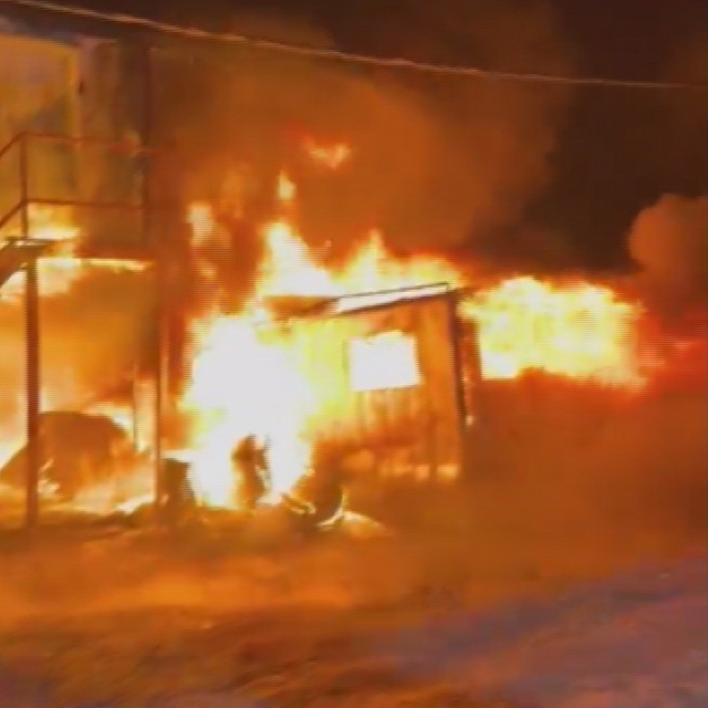 İşçilerin kaldığı konteyner yatakhane alevlere teslim oldu