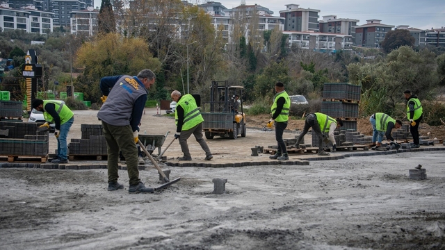 Kuşadası Belediyesi kente modern ve konforlu yollar kazandırıyor