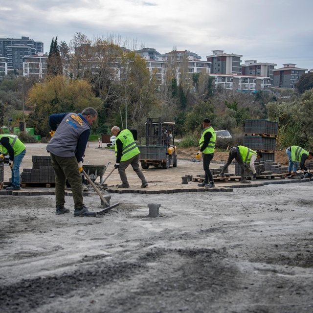 Kuşadası Belediyesi kente modern ve konforlu yollar kazandırıyor