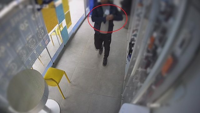 Camekandaki cep telefonunu kaşla göz arasında çalan hırsızın o anları kamerada