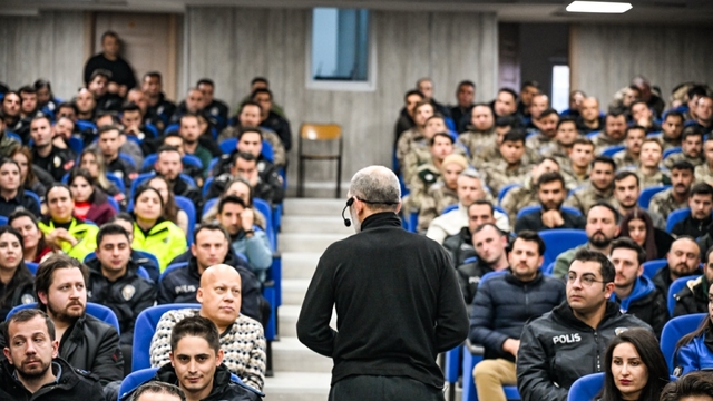 Hakkâri'de polislere farkındalık eğitimi