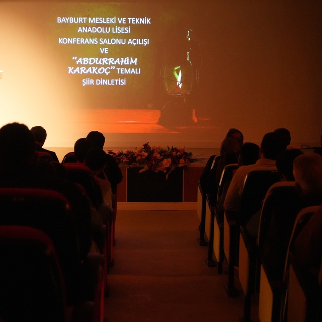 Bayburt'ta sıfır atıkla yapılan konferans salonu şiir programıyla hizmete a...