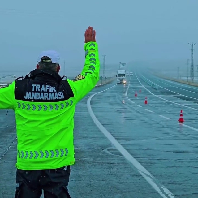 Jandarma trafik ekiplerinden kış lastiği denetimi