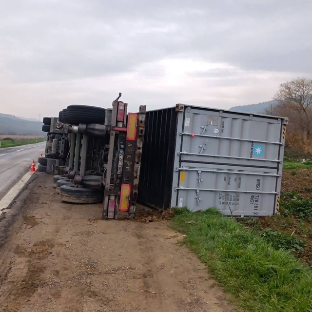 Bilecik'te devrilen tırın sürücüsü yaralandı