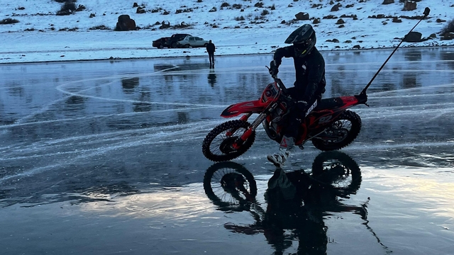 Profesyonel motosikletçi Atlı'dan Çıldır Gölü'nde buz üstünde drift şov