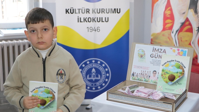 Akranlarının şiirlerinden oluşan kitabın geliri 10 yaşındaki DMD hastası öğrenciye