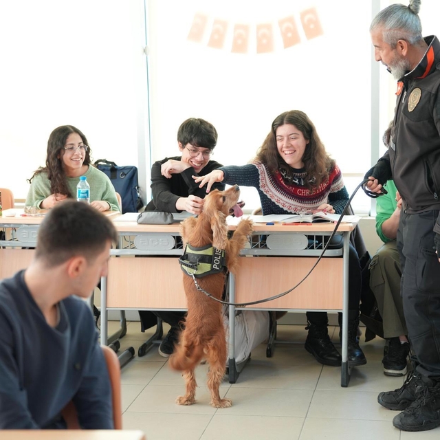 Üniversitelilerin ilgi odağı narkotik köpeği "Leo" oldu
Tekirdağ İl Emniyet...
