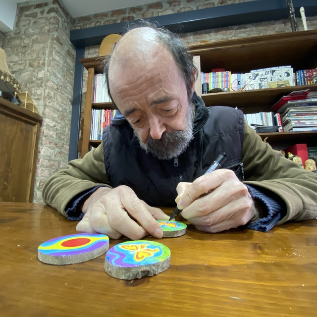 Onun karikatür çizim sevgisi bitmedi
Eski karikatürcü yeni çizim hobisini e...