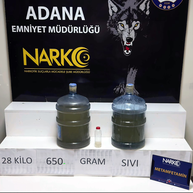 Otomobildeki damacanalardan 28 kilo sıvı metamfetamin çıktı