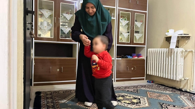 17 günlük bebeğin kuvözden düşürülmesiyle ilgili sorumlular hakkında inceleme kararı verildi
Bebeğin annesi: "Soruşturmanın kabul edildiğini öğrenince çok sevindik, adaletin yerini bulmasını istiyoruz"
Ailenin avukatı: "Mahkeme dosyayı inceledikten sonra itirazlarımızı haklı buldu, mesul kişiler hakkında soruşturma izni vermesi çok kıymetlidir"