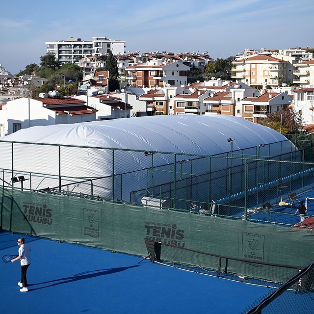 Kuşadası'nda sporseverlerden balon korta yoğun ilgi