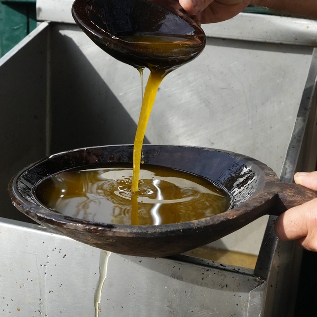 Zeytinyağında dededen kalma "taş baskı" yöntemini yaşatıyor