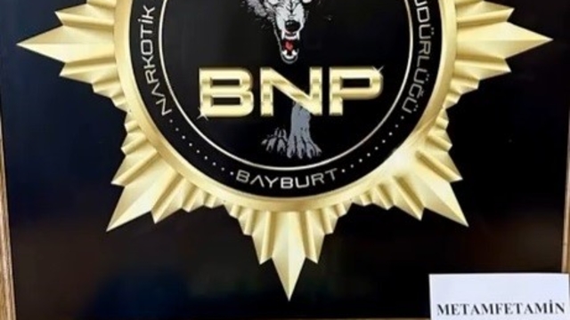 Bayburt'ta uyuşturucu operasyonu: İranlı şahsın mide ve bağırsağında 571 gram metamfetamin çıktı