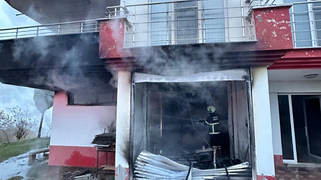 Samsun'da yangın çıkan binada hasar oluştu