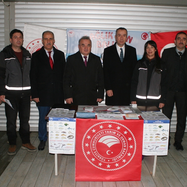 Vatandaşları bilgilendirmek için pazarda "Sağlık için Balık" konulu stant k...