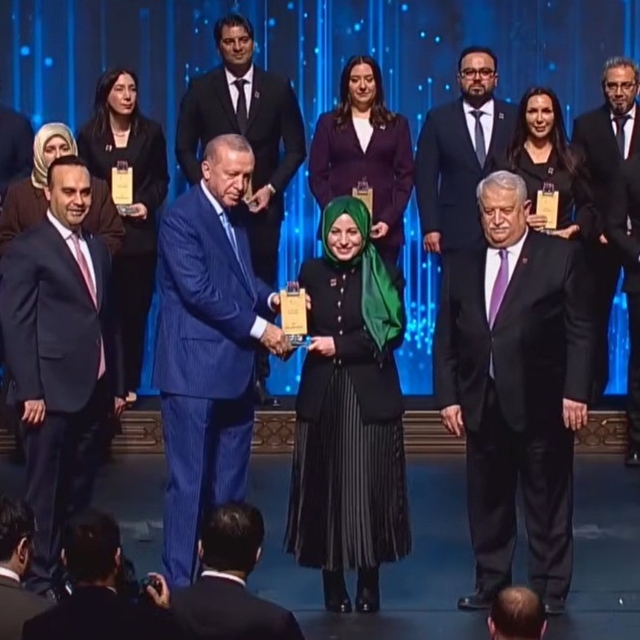 Ödülünü Cumhurbaşkanın elinden aldı