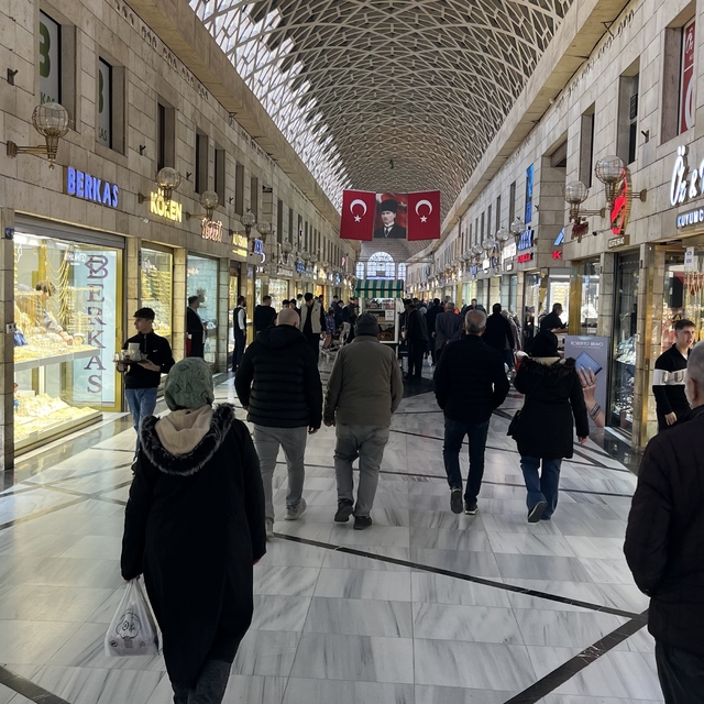 Bursa'da Vakıfların fahiş kira zammı esnafı vurdu
Vakıflardan yapılan yüzde...