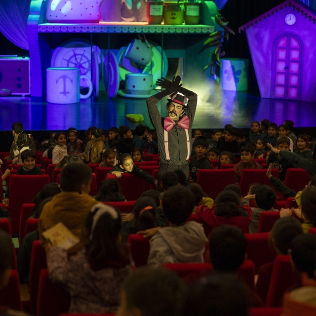 'Bisküvi Adam' sahneye çıktı, minik seyirciler kahkahaya boğuldu