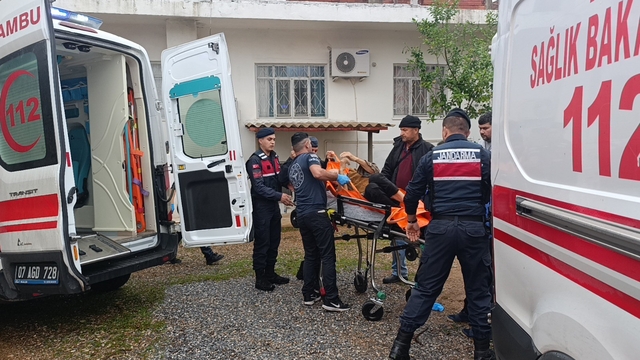 Tartıştığı babasını ve yengesini tabancayla vurarak ağır yaraladı
Kendini eve kapatan şüpheli, 3 saat sonunda ikna edilip teslim oldu
Yaralılar şüphelinin kendi evine geçmesinin ardından evden alınabildi