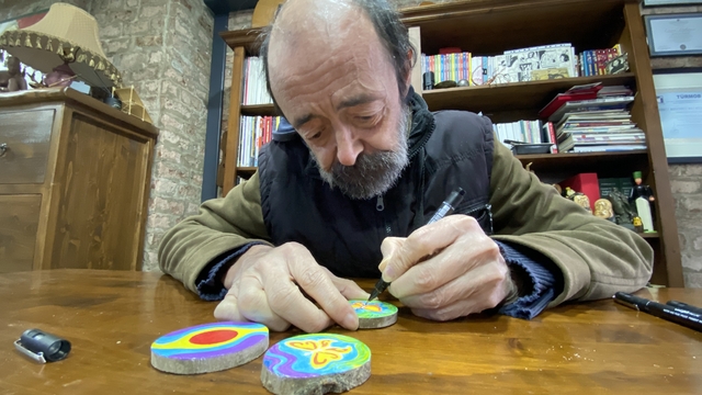 Onun karikatür çizim sevgisi bitmedi
Eski karikatürcü yeni çizim hobisini ek gelir kaynağına dönüştürdü
Furkan Tangüner:
"Oturup aklıma geldiği şekilde çiziyorum, ince ince hepsini işliyorum"