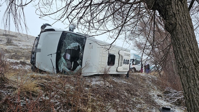 Okul servisi yan yattı, 14'ü öğrenci 15 kişi yaralandı