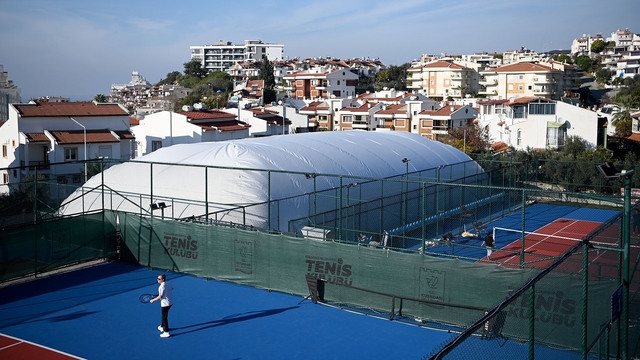 Kuşadası'nda sporseverlerden balon korta yoğun ilgi