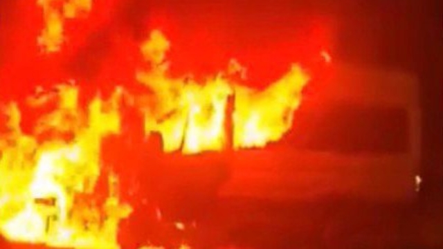 Seyir halindeki işçi servisi alev topuna döndü
Yaralananın olmadığı olayda servis kullanılamaz hale geldi