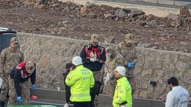 Yolun karşı tarafına geçmek isterken 2 aracın çarptığı adam hayatını kaybetti