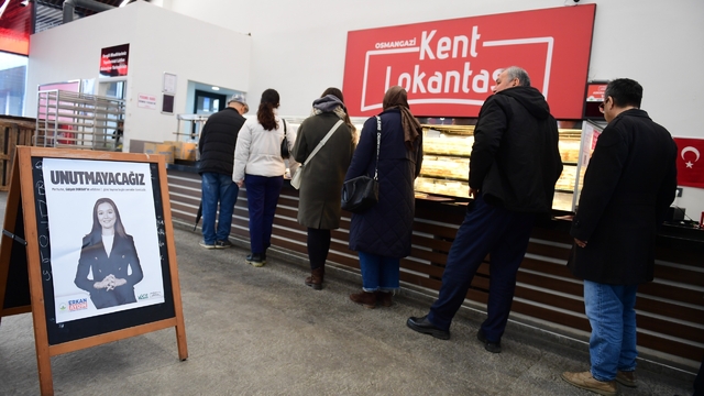 Gülşah Durbay Osmangazi'de dualar ve hayırla yâd edildi
Merhume başkan Gülşah Durbay için Osmangazi Kent Lokantası'nda hayır yemeği