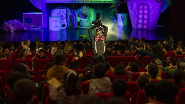 'Bisküvi Adam' sahneye çıktı, minik seyirciler kahkahaya boğuldu