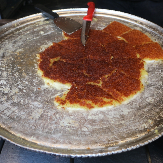 Turistlerden Lübnan künefesine yoğun ilgi