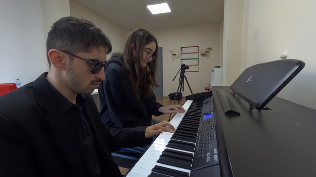 Görme engelli müzik öğretmeni piyano eğitimiyle öğrencilerin hayallerine dokunuyor