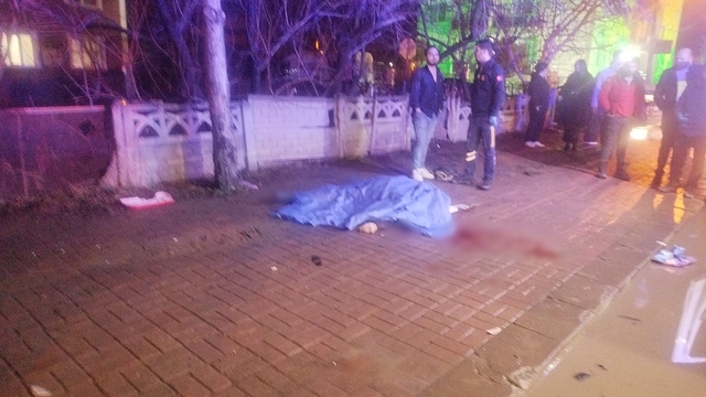 Süratli otomobilin çarptığı elektrikli bisiklet sürücüsü kadın hayatını kaybetti