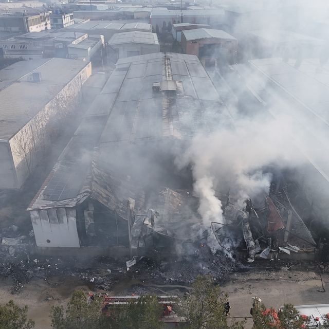Uşak'ta iplik fabrikasında çıkan yangın büyümeden söndürüldü